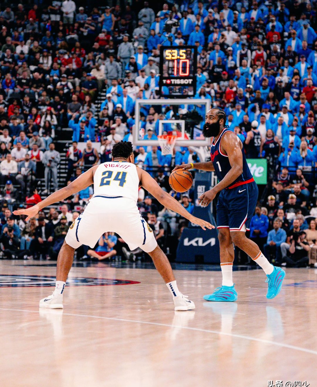 包含哈登回归赛场，赛况扑朔迷离首场状态亮眼，雄鹿观众沸腾！的词条