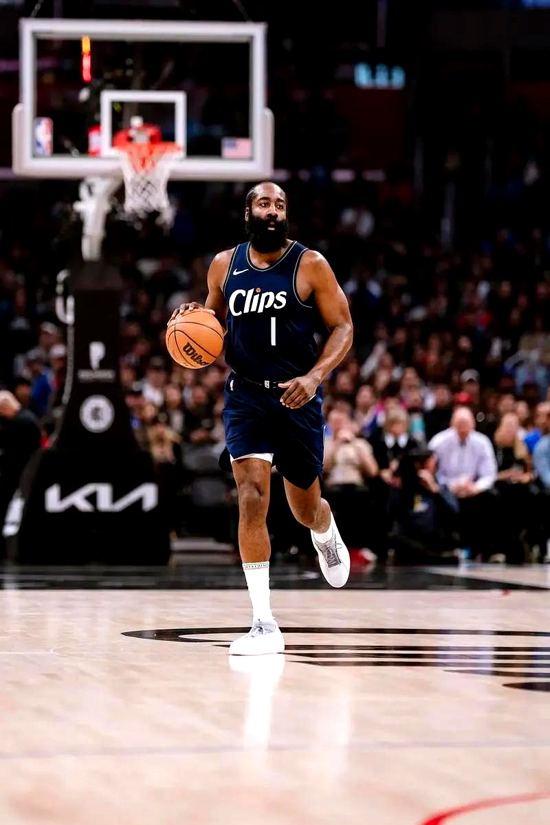 关于哈登在拜仁比赛中领先优势明显，表现优异引发热议！的信息